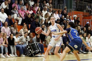 Laure Margot (avec le ballon) a inscrit le lancer-franc qui a envoyé Nyon en prolongation. KEYSTONE/SALVATORE DI NOLFI